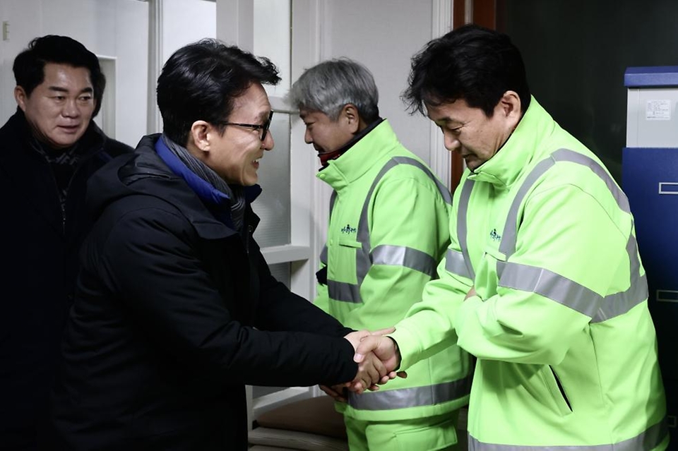 김민석 국무총리가 26일 관악구 신림로 일원에서 환경공무관들과 가로 청소 및 청소를 마친 뒤엔 간담회를 하고 있다.