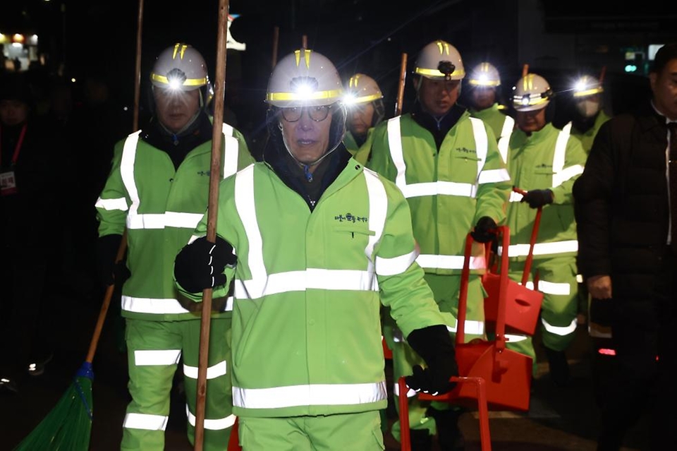 김민석 국무총리가 26일 관악구 신림로 일원에서 환경공무관들과 가로 청소 및 청소를 마친 뒤엔 간담회를 하고 있다.