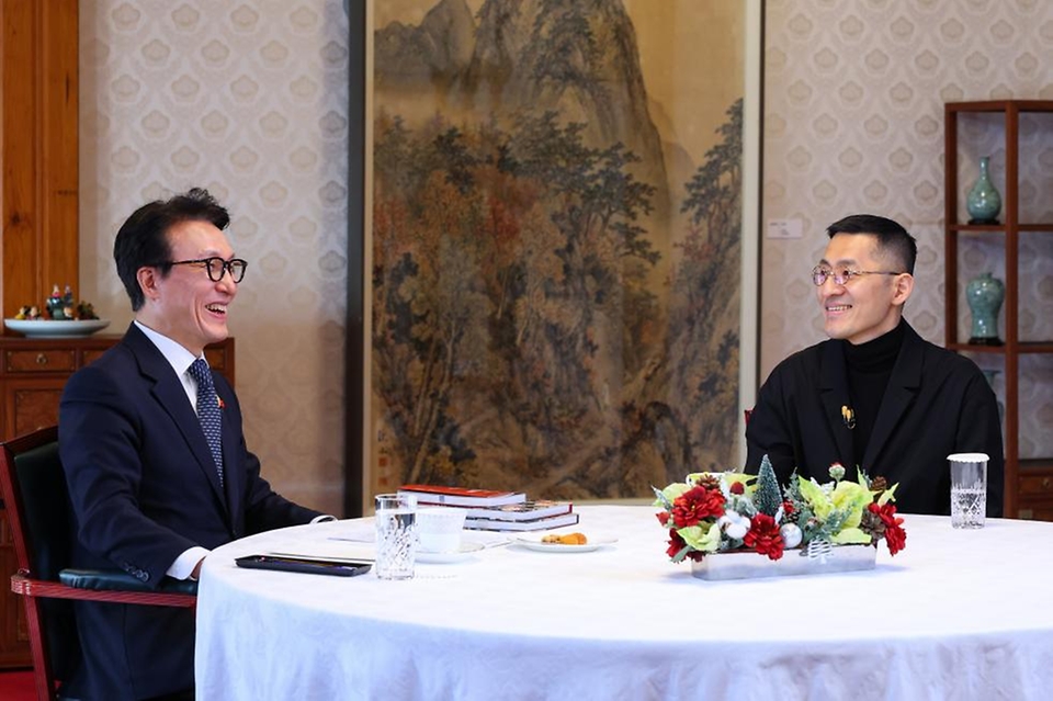 김민석 국무총리가 지난 22일 삼청동 총리서울공관에서 강민구 셰프를 초청, '제8차 K-토론나라: 총리의 인터뷰'를 하고 있다.