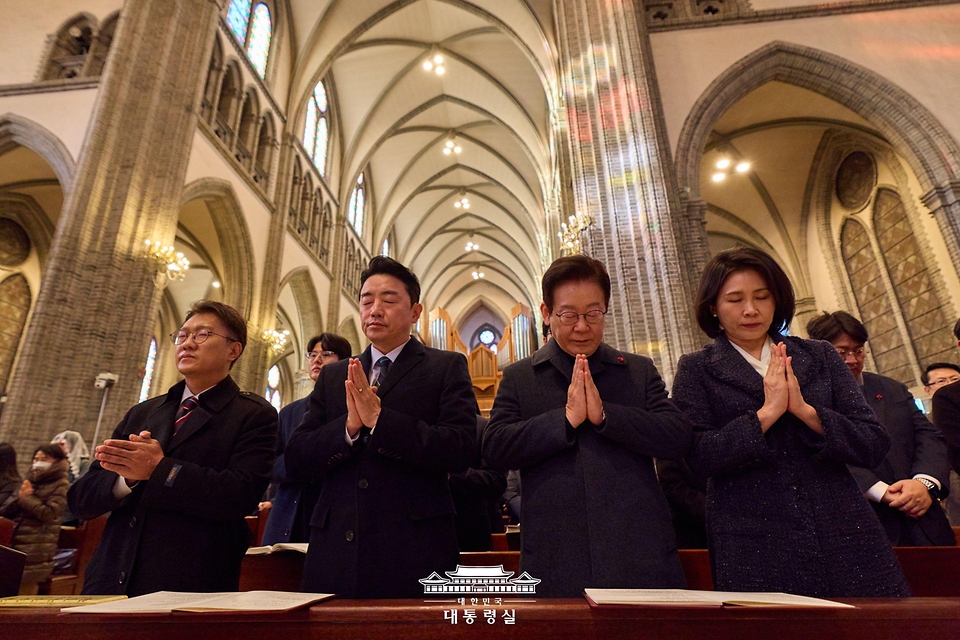 이재명 대통령과 김혜경 여사가 25일 서울 중구 명동대성당에서 열린 성탄 대축일 미사에서 기도를 하고 있다. 