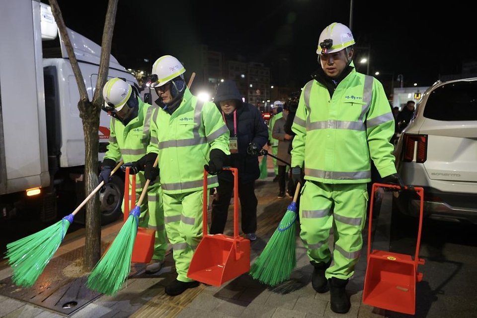김민석 국무총리가 26일 관악구 신림로 일원에서 환경공무관들과 가로 청소 및 청소를 마친 뒤엔 간담회를 하고 있다.