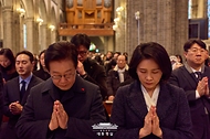 이재명 대통령과 김혜경 여사가 25일 서울 중구 명동대성당에서 열린 성탄 대축일 미사에서 기도를 하고 있다.