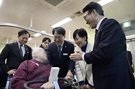 김민석 국무총리가 26일 성동구 시립동부노인전문요양센터를 방문, 시설 참관 및 어르신들과 인사를 나누고 있다.