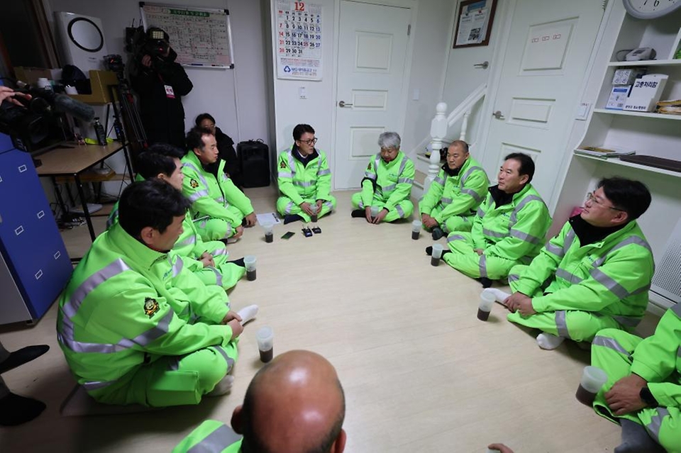 김민석 국무총리가 26일 관악구 신림로 일원에서 환경공무관들과 가로 청소 및 청소를 마친 뒤엔 간담회를 하고 있다.