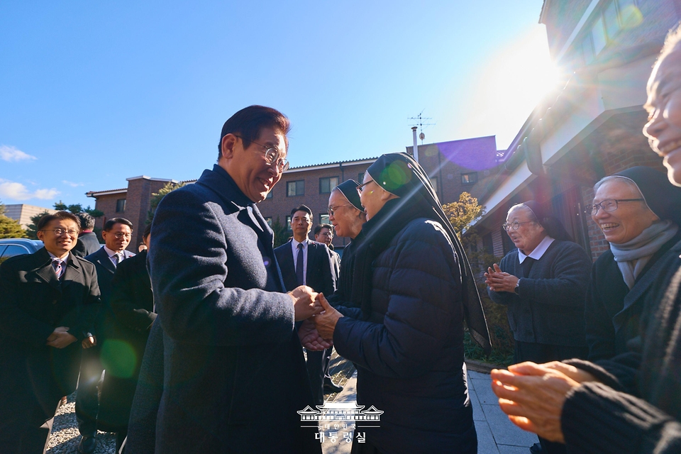 이재명 대통령과 김혜경 여사가 25일 인천 계양구 노틀담 수녀원을 방문해 수녀들과 성탄 인사를 나누고 있다. 