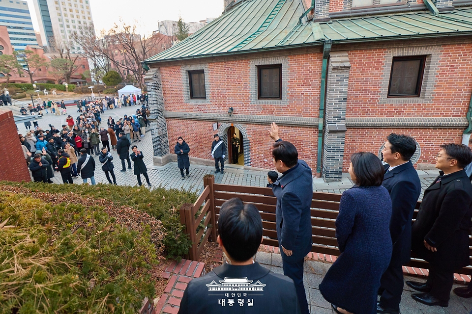 이재명 대통령과 김혜경 여사가 25일 서울 중구 명동대성당에서 열린 성탄 대축일 미사에 참석하기 위해 발걸음을 옮기고 있다. 