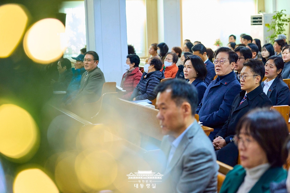 이재명 대통령과 김혜경 여사가 25일 인천 계양구 해인교회에서 성탄 예배를 하고 있다. 