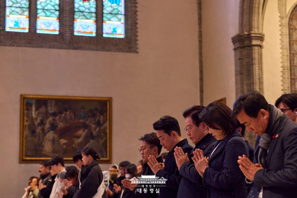 이재명 대통령과 김혜경 여사가 25일 서울 중구 명동대성당에서 열린 성탄 대축일 미사에서 기도를 하고 있다. 