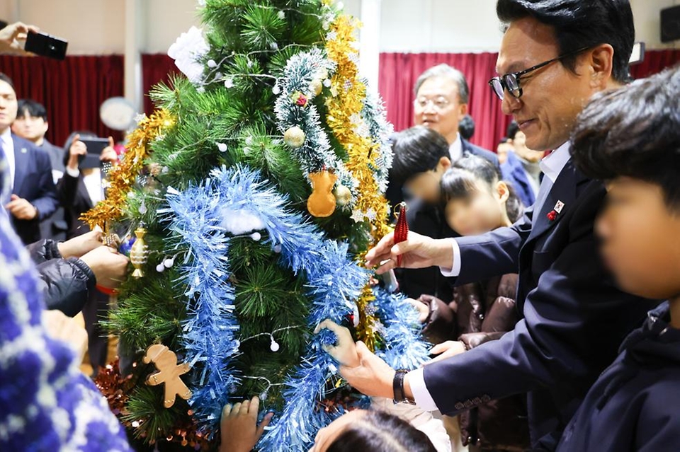김민석 국무총리가 24일 충북 청주시 아동양육시설인 늘푸른아동원을 방문, 아이들과 함께 크리스마스 트리를 만들고 아이들에게 선물을 전달하고 있다.