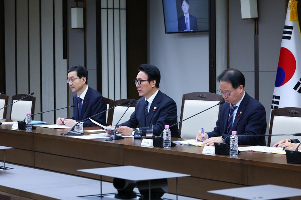 김민석 국무총리가 24일 세종 다솜로 정부세종청사에서 자살 예방 관계 장관회의를 주재하고 있다.