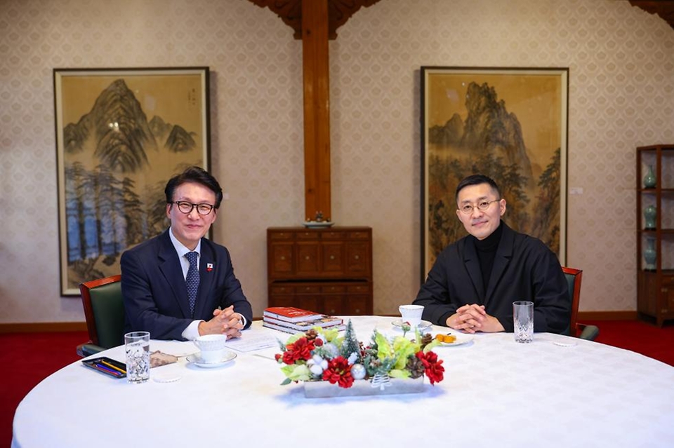 김민석 국무총리가 지난 22일 삼청동 총리서울공관에서 강민구 셰프를 초청, '제8차 K-토론나라: 총리의 인터뷰'를 하고 있다.