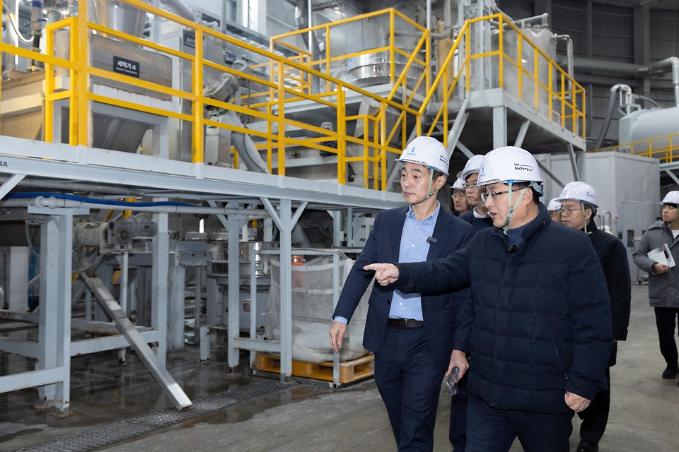 김성환 기후에너지환경부 장관이 26일 경기도 화성시 소재 플라스틱 재활용 업체를 방문하여 회수된 플라스틱이 다시 자원화되어 사용되는 순환과정을 살펴보고, 재활용 시장 육성과 순환경제 사회로의 전환을 앞당기기 위한 의견을 나누고 있다.