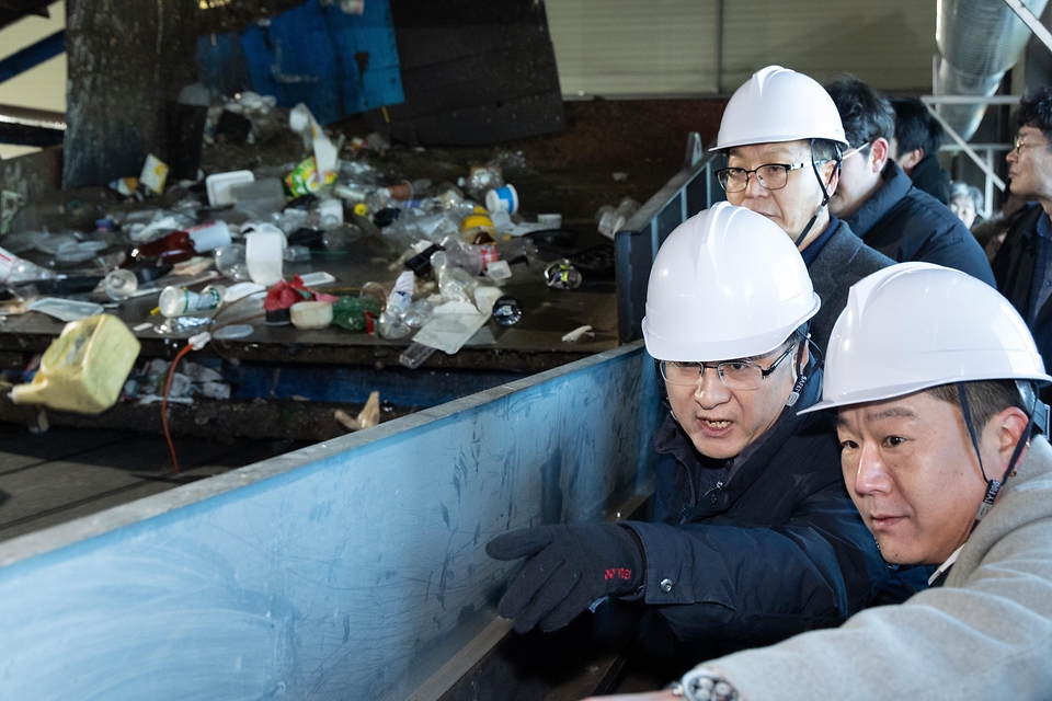 김성환 기후에너지환경부 장관이 26일 경기도 화성시 소재 플라스틱 재활용 업체를 방문하여 회수된 플라스틱이 다시 자원화되어 사용되는 순환과정을 살펴보고, 재활용 시장 육성과 순환경제 사회로의 전환을 앞당기기 위한 의견을 나누고 있다.