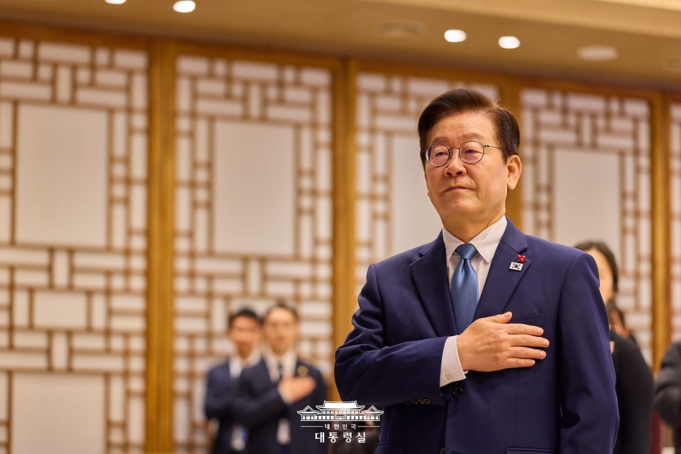 이재명 대통령이 26일 서울 용산 대통령실 청사에서 열린 위험직무 순직 유가족 초청 오찬에서 국민의례를 하고 있다. 