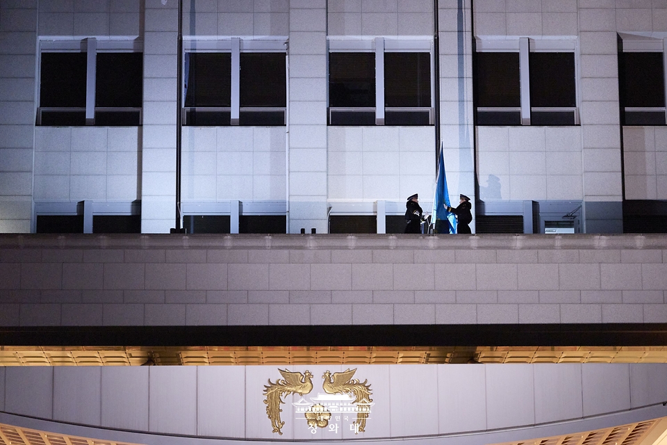 대통령실의 공식 명칭이 '청와대'로 변경된 29일 자정 서울 용산 대통령실 청사에서 봉황기가 하기되고 있다.