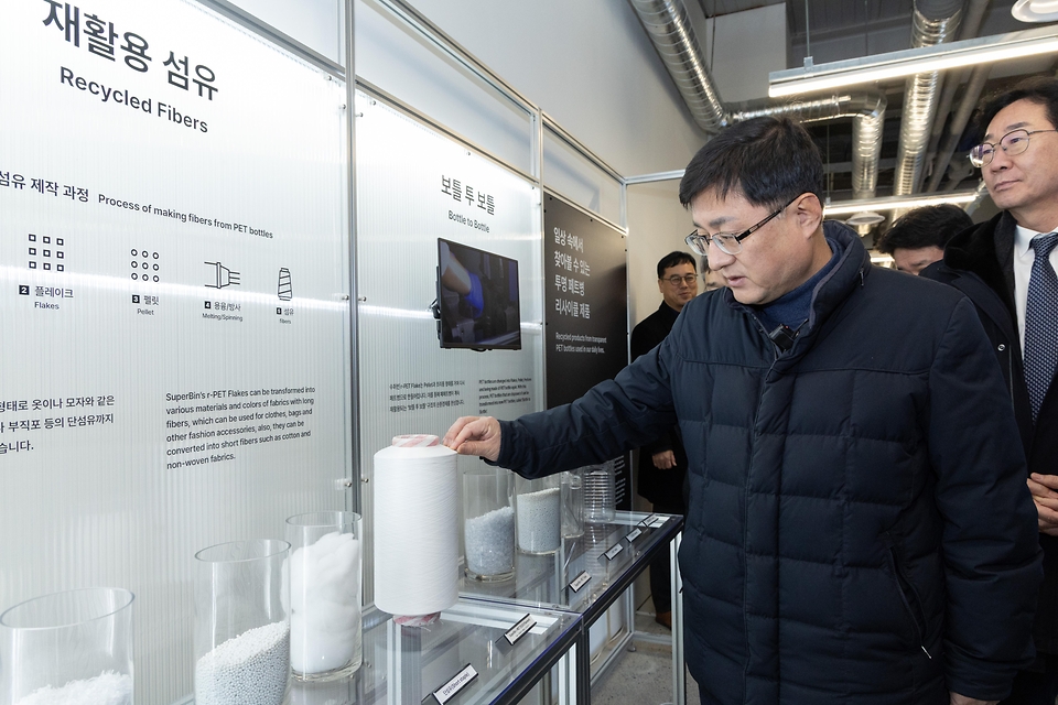 김성환 기후에너지환경부 장관이 26일 경기도 화성시 소재 플라스틱 재활용 업체를 방문하여 회수된 플라스틱이 다시 자원화되어 사용되는 순환과정을 살펴보고, 재활용 시장 육성과 순환경제 사회로의 전환을 앞당기기 위한 의견을 나누고 있다.