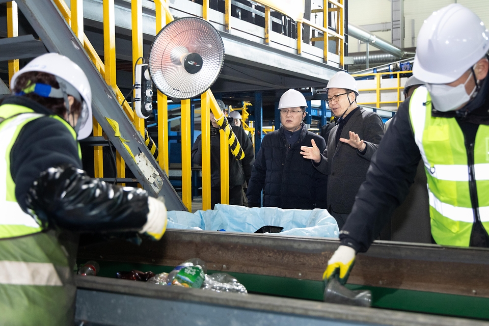김성환 기후에너지환경부 장관이 26일 경기도 화성시 소재 플라스틱 재활용 업체를 방문하여 회수된 플라스틱이 다시 자원화되어 사용되는 순환과정을 살펴보고, 재활용 시장 육성과 순환경제 사회로의 전환을 앞당기기 위한 의견을 나누고 있다.