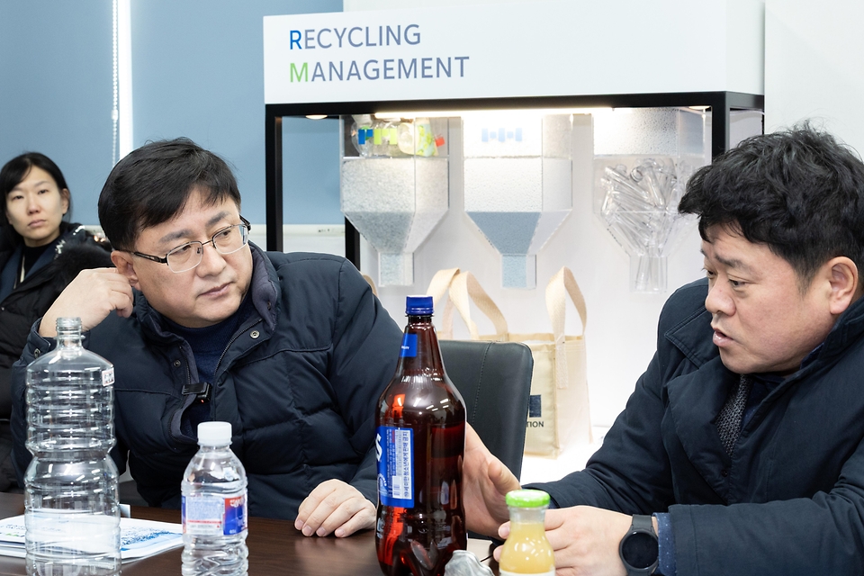 김성환 기후에너지환경부 장관이 26일 경기도 화성시 소재 플라스틱 재활용 업체를 방문하여 회수된 플라스틱이 다시 자원화되어 사용되는 순환과정을 살펴보고, 재활용 시장 육성과 순환경제 사회로의 전환을 앞당기기 위한 의견을 나누고 있다.