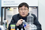 김성환 기후에너지환경부 장관이 26일 경기도 화성시 소재 플라스틱 재활용 업체를 방문하여 회수된 플라스틱이 다시 자원화되어 사용되는 순환과정을 살펴보고, 재활용 시장 육성과 순환경제 사회로의 전환을 앞당기기 위한 의견을 나누고 있다.