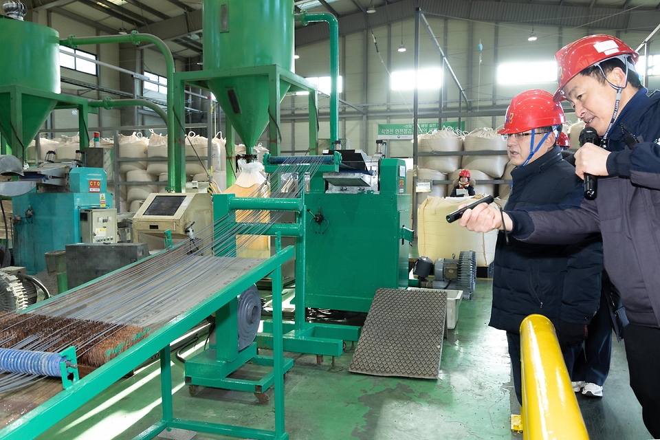 김성환 기후에너지환경부 장관이 26일 경기도 화성시 소재 플라스틱 재활용 업체를 방문하여 회수된 플라스틱이 다시 자원화되어 사용되는 순환과정을 살펴보고, 재활용 시장 육성과 순환경제 사회로의 전환을 앞당기기 위한 의견을 나누고 있다.