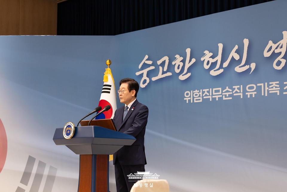 이재명 대통령이 26일 서울 용산 대통령실 청사에서 열린 위험직무 순직 유가족 초청 오찬에서 발언을 하고 있다.