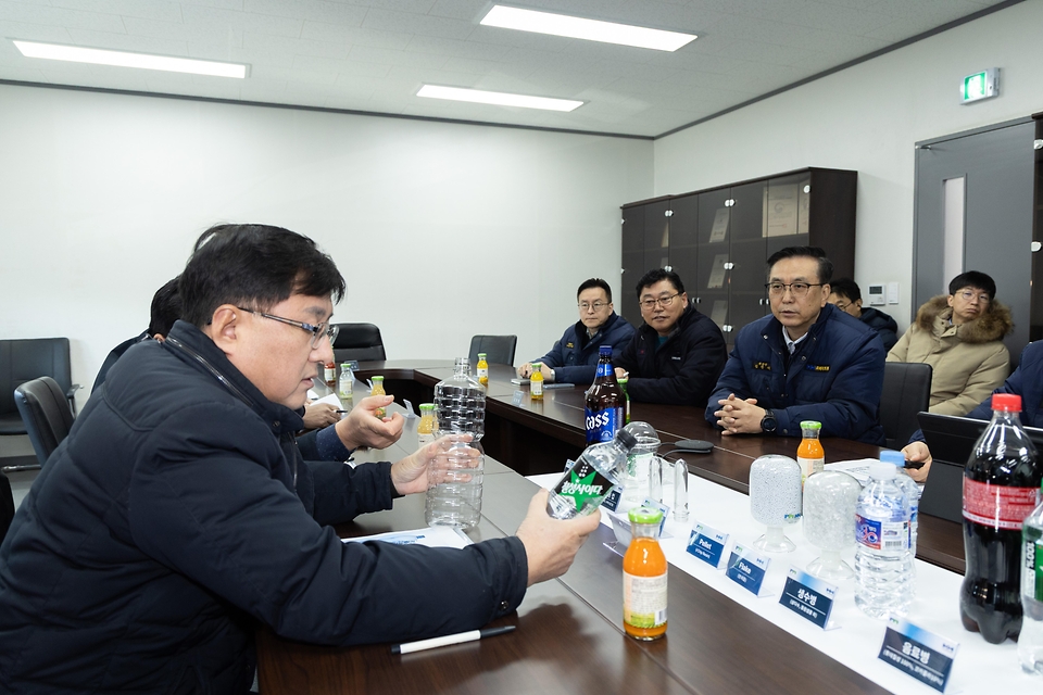 김성환 기후에너지환경부 장관이 26일 경기도 화성시 소재 플라스틱 재활용 업체를 방문하여 회수된 플라스틱이 다시 자원화되어 사용되는 순환과정을 살펴보고, 재활용 시장 육성과 순환경제 사회로의 전환을 앞당기기 위한 의견을 나누고 있다.