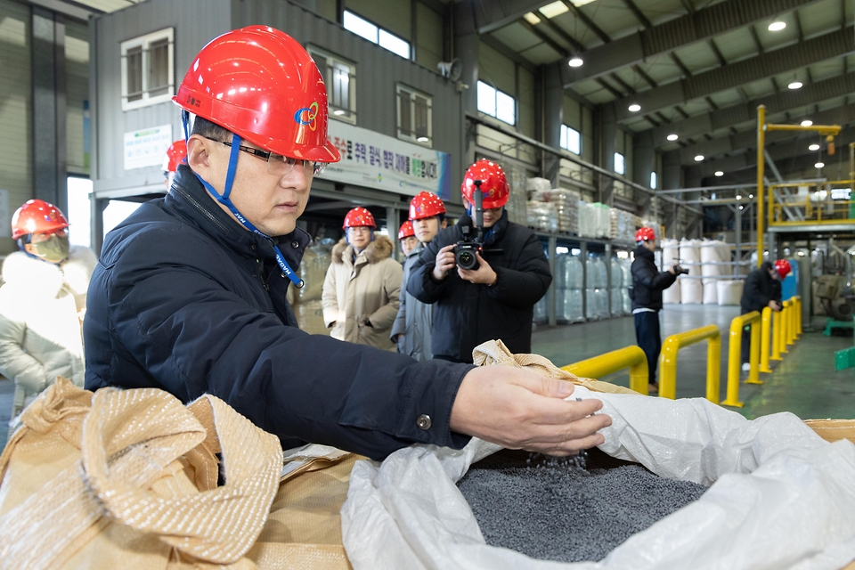 김성환 기후에너지환경부 장관이 26일 경기도 화성시 소재 플라스틱 재활용 업체를 방문하여 회수된 플라스틱이 다시 자원화되어 사용되는 순환과정을 살펴보고, 재활용 시장 육성과 순환경제 사회로의 전환을 앞당기기 위한 의견을 나누고 있다.
