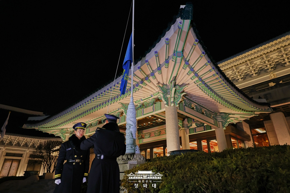 대통령실의 공식 명칭이 '청와대'로 변경된 29일 자정 청와대 본관 앞에 봉황기가 다시 게양되고 있다.
