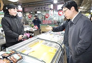 김민재 행정안전부 차관이 30일 오전 강원 홍천군 홍천전통시장을 방문해 사회복지시설에 전달할 위문 물품을 구매하고 있다.