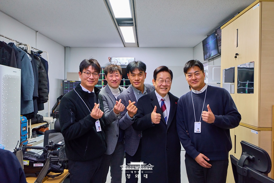 이재명 대통령이 청와대 집무를 시작한 29일 청와대 춘추관에 방문해 기자들과 기념촬영을 하고 있다.