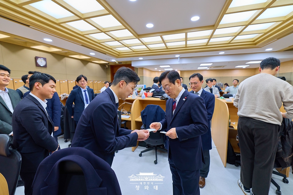 이재명 대통령이 청와대 집무를 시작한 29일 청와대 춘추관에 방문해 기자들과 인사하고 있다.