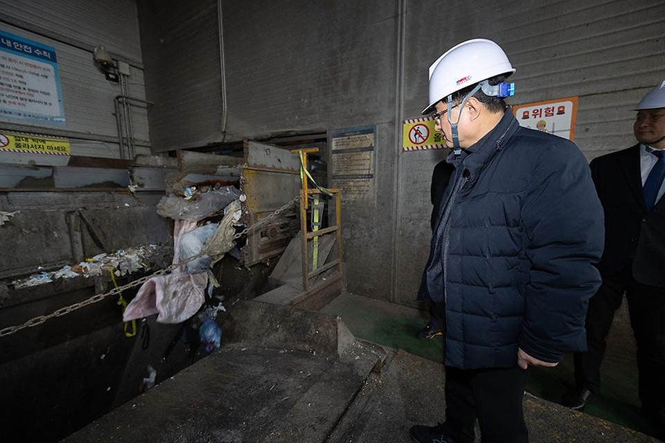 김성환 기후에너지환경부 장관이 29일 경기도 안산시 소재 생활폐기물 중계처리시설을 찾아 2026년 1월 1일 수도권 생활폐기물 직매립금지 시행 대비 처리계획을 점검하고 관련 시설을 살펴보고 있다.