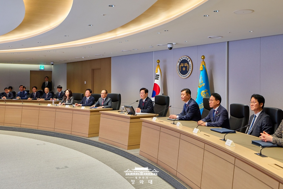 이재명 대통령이 29일 청와대 국가위기관리센터를 방문하고 있다.