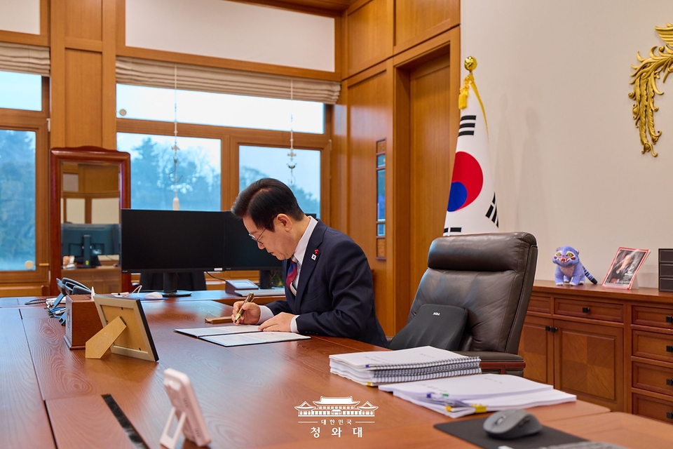 이재명 대통령이 청와대 집무를 시작한 29일 청와대에서 한베냉공화국 대사 내정자에게 아그레망을 부여하는 등 첫 재가를 진행하고 있다.