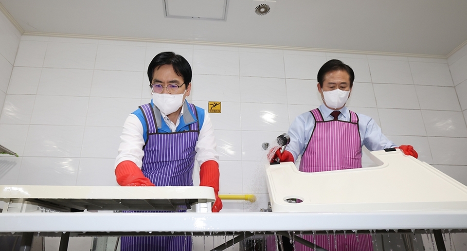 김민재 행정안전부 차관이 30일 오전 강원 홍천군 소재 안나노인요양원을 방문해 휠체어용 식판받침대 세척 봉사활동을 하고 있다.