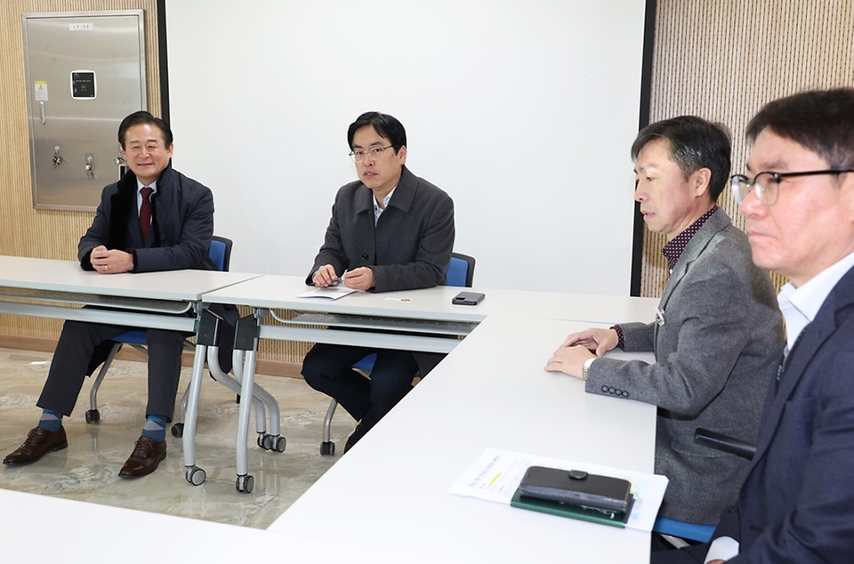 김민재 행정안전부 차관이 30일 오전 강원 홍천군 홍천전통시장을 방문해 상인회 관계자들과 대화를 하고 있다.