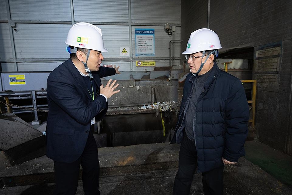 김성환 기후에너지환경부 장관이 29일 경기도 안산시 소재 생활폐기물 중계처리시설을 찾아 2026년 1월 1일 수도권 생활폐기물 직매립금지 시행 대비 처리계획을 점검하고 관련 시설을 살펴보고 있다.
