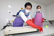 김민재 행정안전부 차관이 30일 오전 강원 홍천군 소재 안나노인요양원을 방문해 휠체어용 식판받침대 세척 봉사활동을 하고 있다.