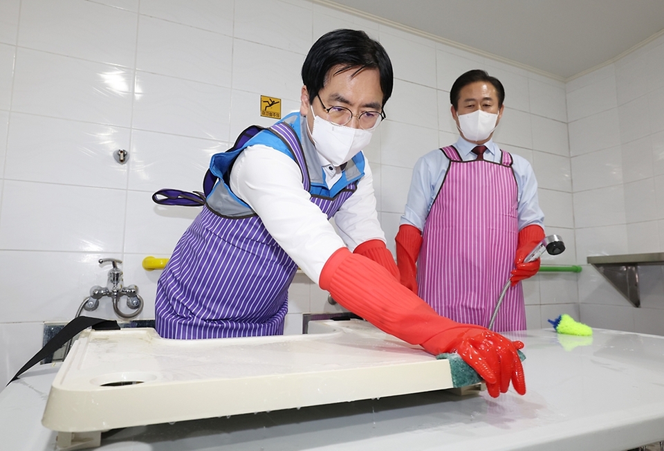 김민재 행정안전부 차관이 30일 오전 강원 홍천군 소재 안나노인요양원을 방문해 휠체어용 식판받침대 세척 봉사활동을 하고 있다.