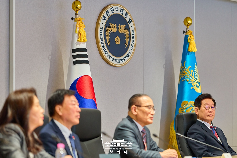 이재명 대통령이 29일 청와대 국가위기관리센터를 방문하고 있다.