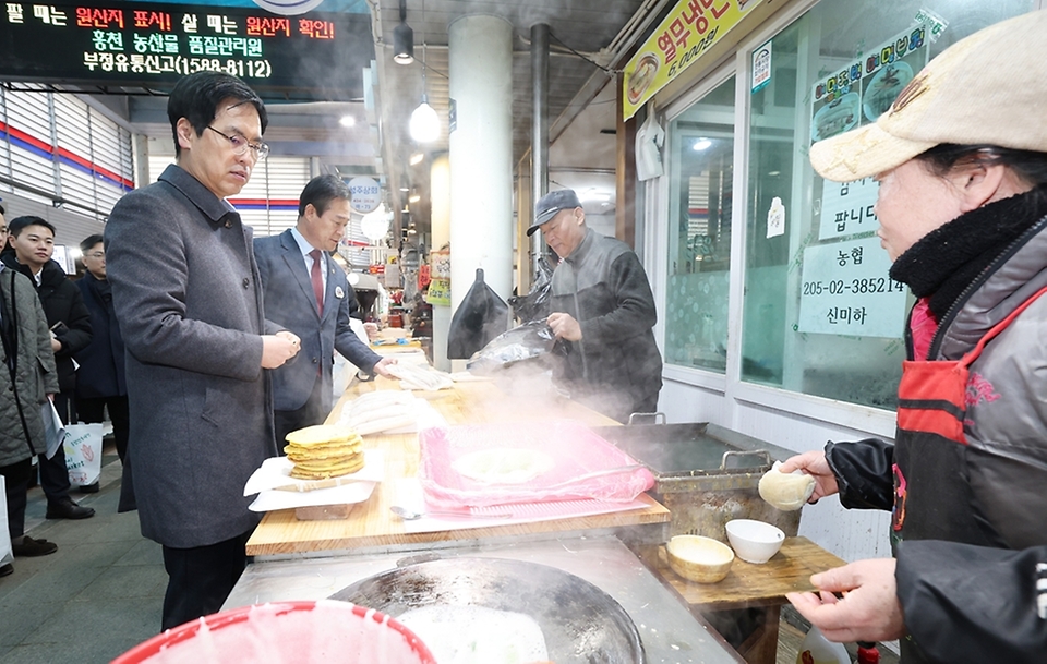 김민재 행정안전부 차관이 30일 오전 강원 홍천군 홍천전통시장을 방문해 사회복지시설에 전달할 위문 물품을 구매하고 있다.