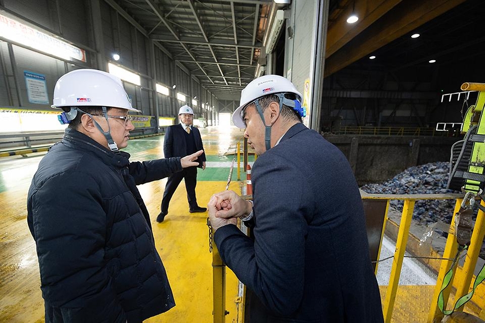 김성환 기후에너지환경부 장관이 29일 경기도 안산시 소재 생활폐기물 중계처리시설을 찾아 2026년 1월 1일 수도권 생활폐기물 직매립금지 시행 대비 처리계획을 점검하고 관련 시설을 살펴보고 있다.