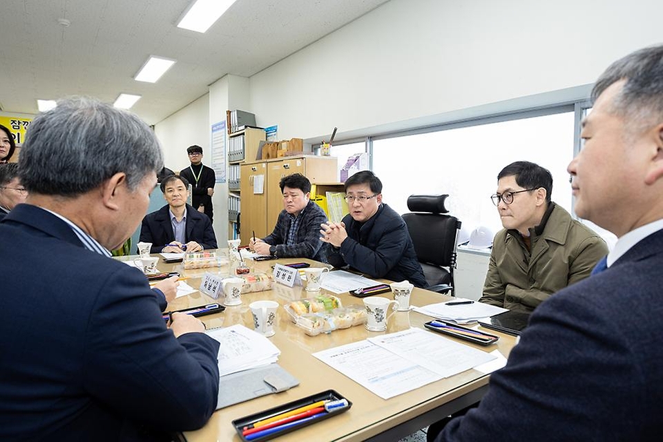 김성환 기후에너지환경부 장관이 29일 경기도 안산시 소재 생활폐기물 중계처리시설을 찾아 2026년 1월 1일 수도권 생활폐기물 직매립금지 시행 대비 처리계획을 점검하고 관련 시설을 살펴보고 있다.