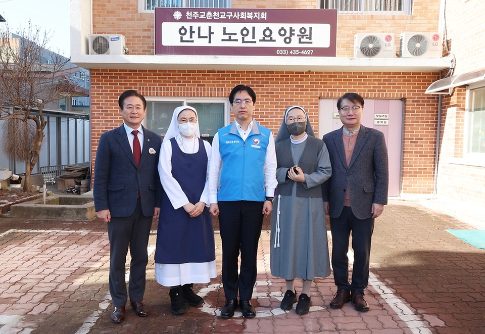 김민재 행정안전부 차관(왼쪽 세번째)이 30일 오전 강원 홍천군 소재 안나노인요양원에서 봉사활동을 마친 뒤 관계자들과 기념촬영을 하고 있다.