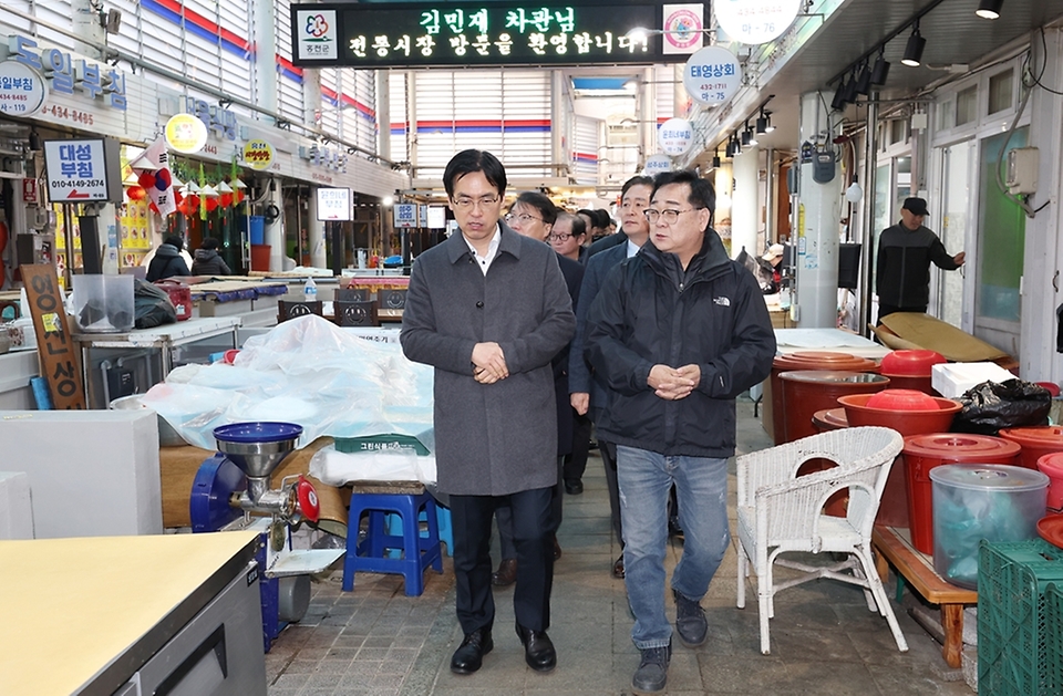 김민재 행정안전부 차관이 30일 오전 강원 홍천군 홍천전통시장을 방문해 상인회장과 시장을 둘러 보고 있다.