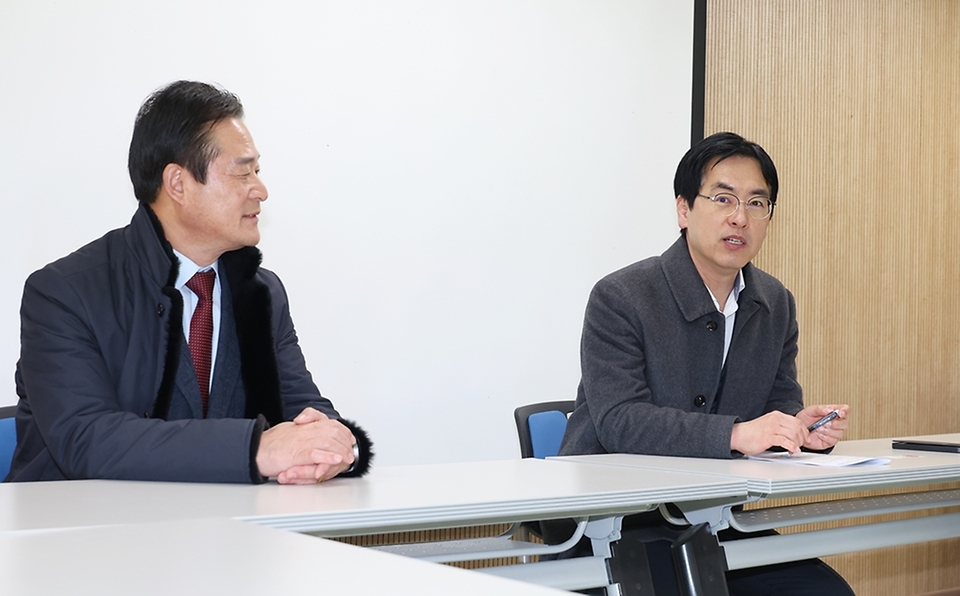 김민재 행정안전부 차관이 30일 오전 강원 홍천군 홍천전통시장을 방문해 상인회 관계자들과 대화를 하고 있다.