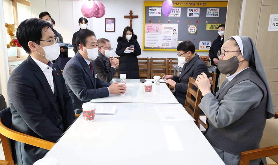 김민재 행정안전부 차관이 30일 오전 강원 홍천군 소재 안나노인요양원을 방문해 관계자로부터 시설 운영 현황을 청취하고 의견을 나누고 있다.