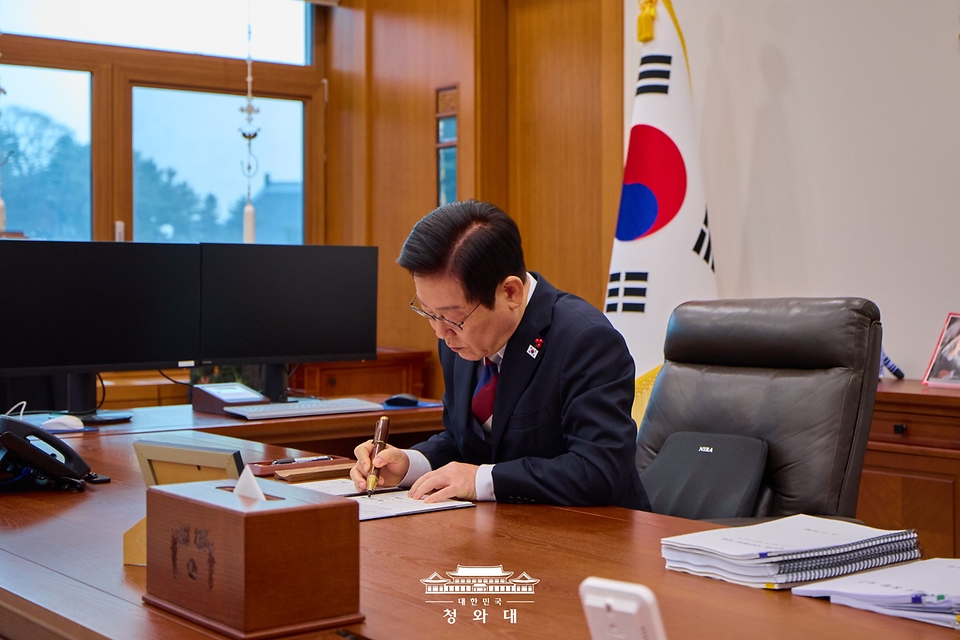 이재명 대통령이 청와대 집무를 시작한 29일 청와대에서 한베냉공화국 대사 내정자에게 아그레망을 부여하는 등 첫 재가를 진행하고 있다.