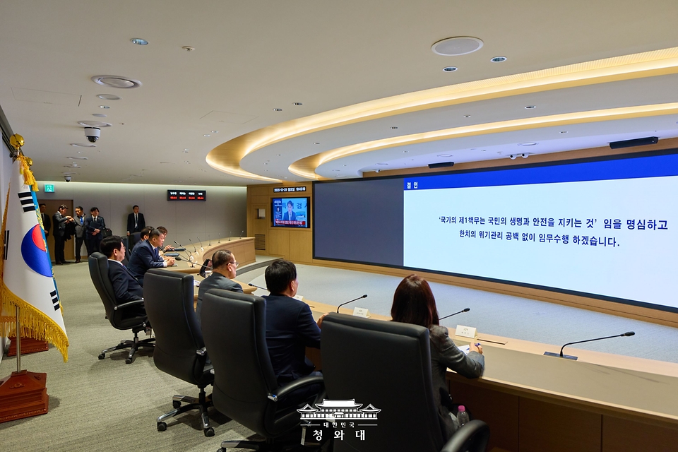 이재명 대통령이 29일 청와대 국가위기관리센터를 방문하고 있다.