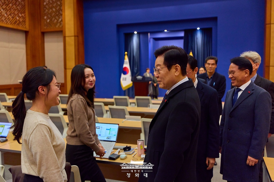 이재명 대통령이 청와대 집무를 시작한 29일 청와대 춘추관에 방문해 기자들과 인사하고 있다.